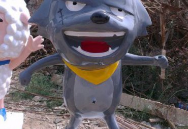 玻璃钢卡通灰太狼雕塑