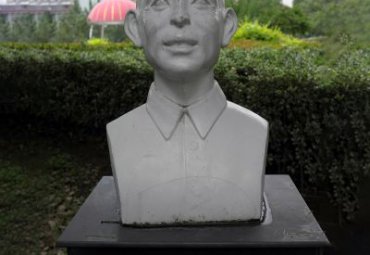石雕李四光人物雕塑