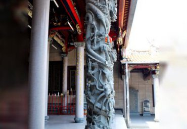 石雕广场龙柱雕塑