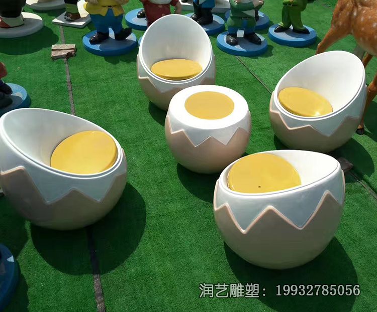 广场玻璃钢桌凳雕塑 广场玻璃钢桌凳雕塑