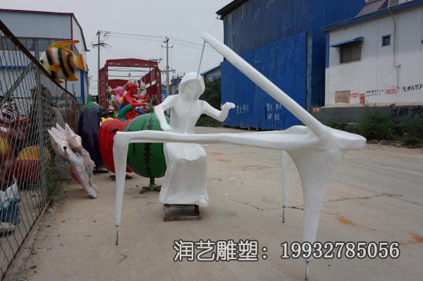 玻璃钢弹钢琴抽象雕塑 玻璃钢弹钢琴抽象雕塑