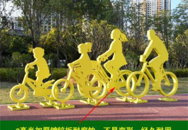 不锈钢草坪一家人雕塑