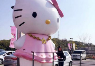 玻璃钢户外kt猫雕塑