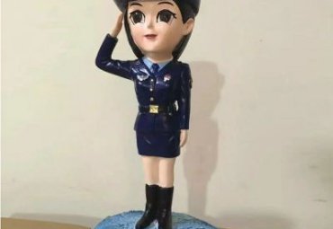 玻璃钢街道警察人物雕塑