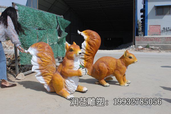 小区玻璃钢松鼠动物雕塑 小区玻璃钢松鼠动物雕塑