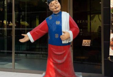 商场玻璃钢卡通迎宾人物雕塑
