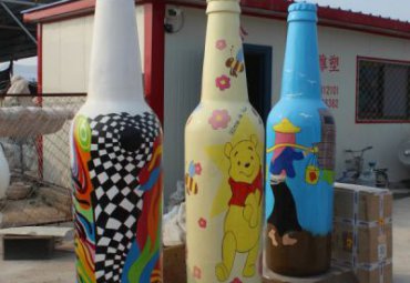 彩绘玻璃钢酒瓶景观雕塑