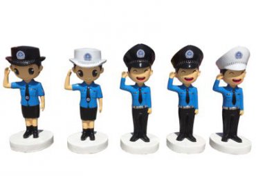 玻璃钢广场警察雕塑