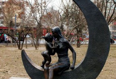 铜雕步行街母子雕塑