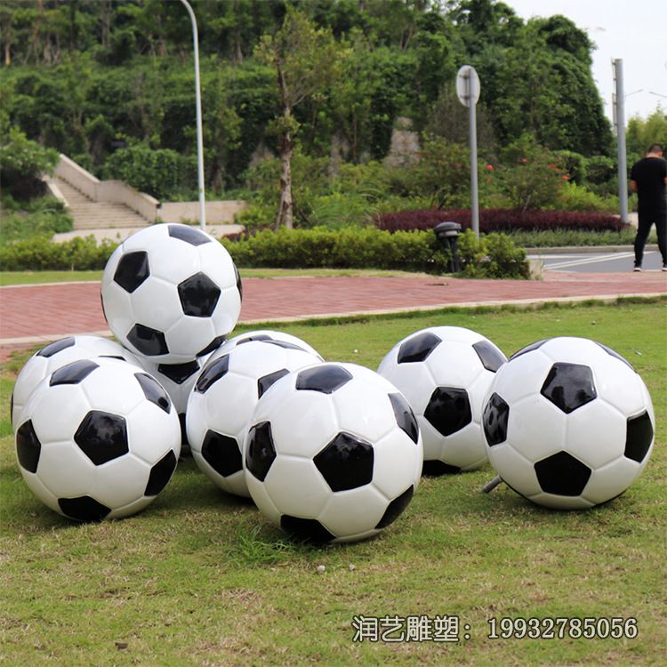 玻璃钢草坪足球雕塑 玻璃钢草坪足球雕塑