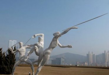 不锈钢人物扔标枪雕塑