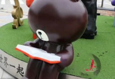商场玻璃钢布朗熊卡通雕塑