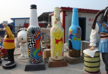 玻璃钢广场酒瓶景观雕塑