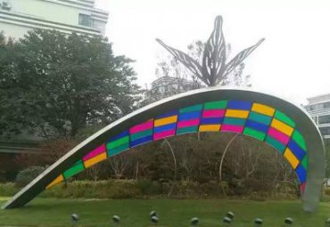 不锈钢草坪彩虹景观雕塑