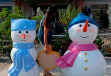 户外玻璃钢雪人雕塑