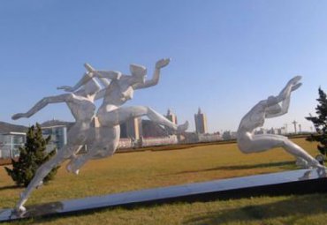 不锈钢公园跳远雕塑
