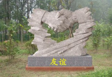 石雕景观握手雕塑