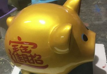 商场玻璃钢动物猪雕塑