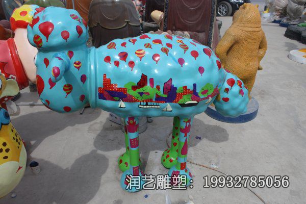 城市玻璃钢彩绘小羊肖恩雕塑 城市玻璃钢彩绘小羊肖恩雕塑
