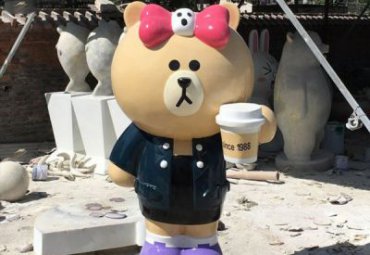 街道玻璃钢布朗熊卡通雕塑