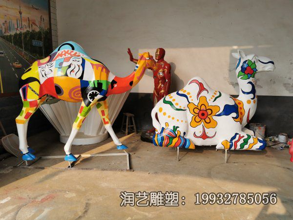 公园玻璃钢彩绘骆驼雕塑 公园玻璃钢彩绘骆驼雕塑