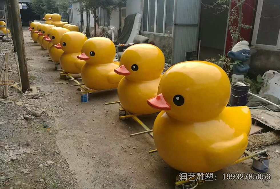 小区玻璃钢小黄鸭雕塑 小区玻璃钢小黄鸭雕塑
