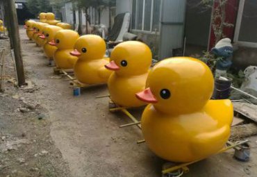 小区玻璃钢小黄鸭雕塑