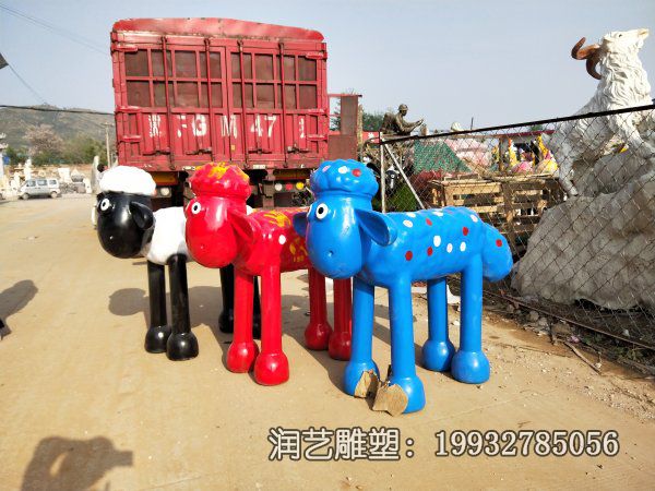广场玻璃钢小羊肖恩卡通雕塑 广场玻璃钢小羊肖恩卡通雕塑