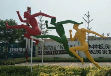 草坪人物不锈钢跨栏雕塑