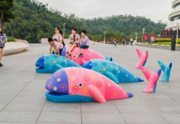 玻璃钢街道彩绘鲸鱼雕塑