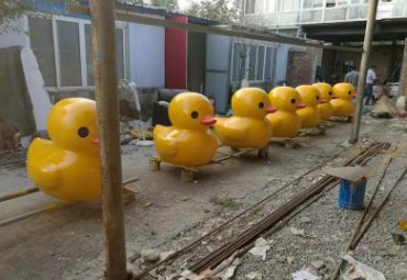 玻璃钢商场小黄鸭雕塑