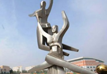 不锈钢校园踢球抽象雕塑
