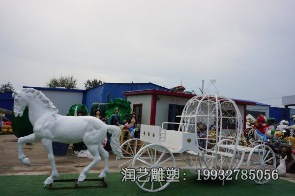 城市景观玻璃钢马车雕塑 城市景观玻璃钢马车雕塑