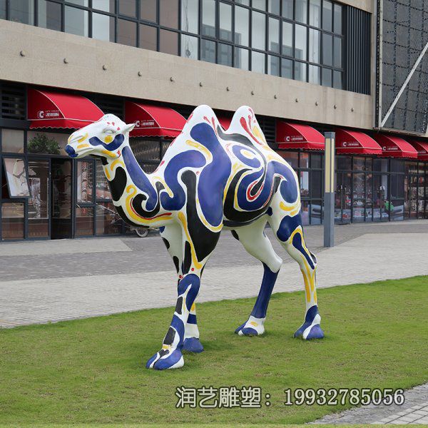 草坪玻璃钢骆驼雕塑 草坪玻璃钢骆驼雕塑