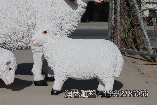 玻璃钢公园仿真羊雕塑 玻璃钢公园仿真羊雕塑
