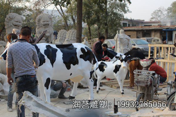 玻璃钢草坪奶牛雕塑 玻璃钢草坪奶牛雕塑