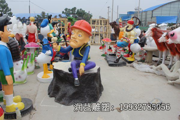 玻璃钢公园光头强雕塑 玻璃钢公园光头强雕塑