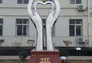 不锈钢户外心形景观雕塑