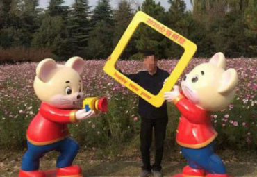 玻璃钢城市老鼠雕塑