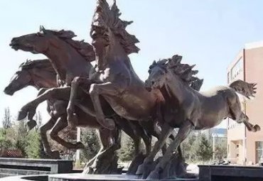 铜雕广场马雕塑