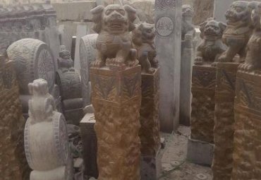 广场石雕拴马桩雕塑