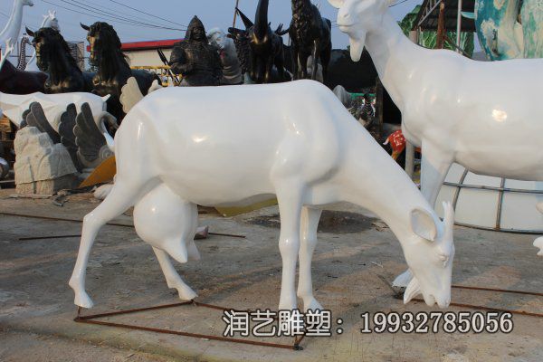 玻璃钢草坪羊雕塑 玻璃钢草坪羊雕塑