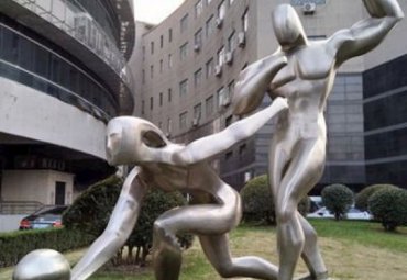 不锈钢企业踢球雕塑