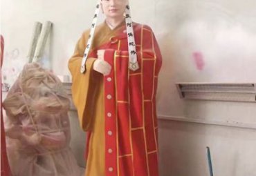 玻璃钢小区唐僧雕塑