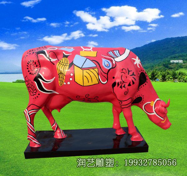 广场玻璃钢彩绘牛雕塑 广场玻璃钢彩绘牛雕塑