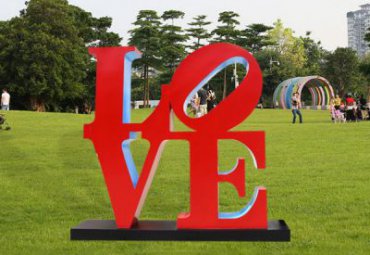 草坪不锈钢景观love雕塑