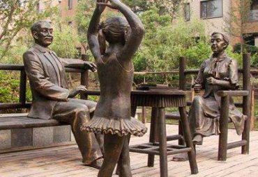 铜雕街道一家人雕塑