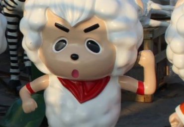 街道玻璃钢卡通喜羊羊和灰太狼雕塑