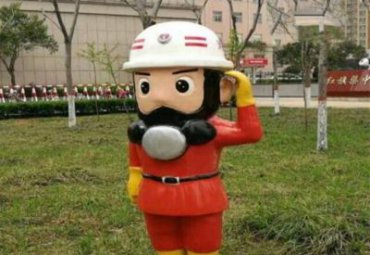 草坪玻璃钢人物消防员雕塑