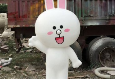 城市玻璃钢可妮兔动物雕塑